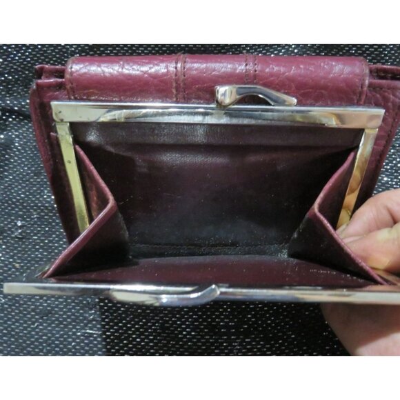 Etienne Aigner Vintage Burgundy Maroon Pebbled Leather Kisslock Clasp Wallet - Picture 3 of 8